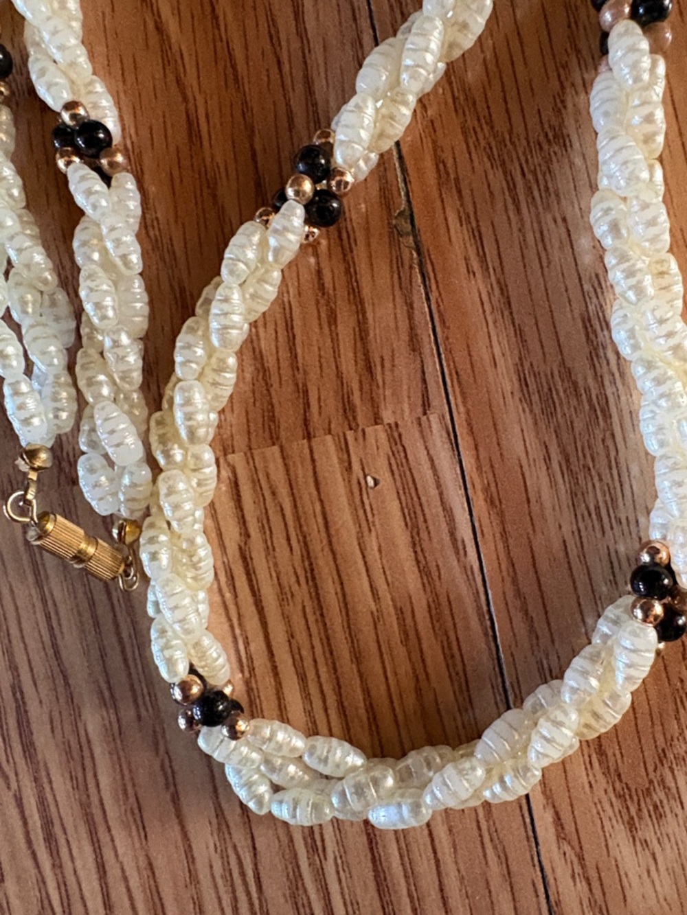 VINTAGE FRESHWATER RICE PEARL BLACK WHITE AND GOLD NECKLACE AND BRACELET SET - Picture 4 of 8